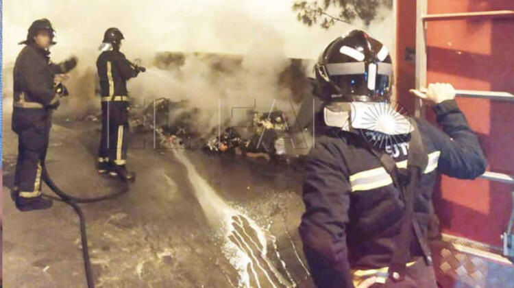 La Policía escolta a los Bomberos tras la quema de contenedores