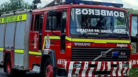 Bomberos de Luque lavan autos para recaudar fondos