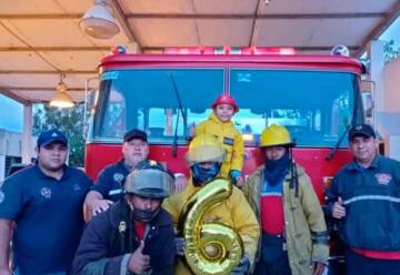 Niño pide festejar su cumpleaños con los bomberos