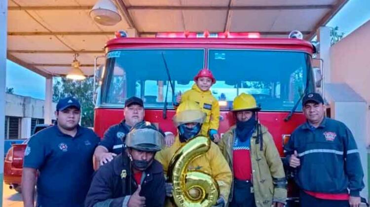 Niño pide festejar su cumpleaños con los bomberos