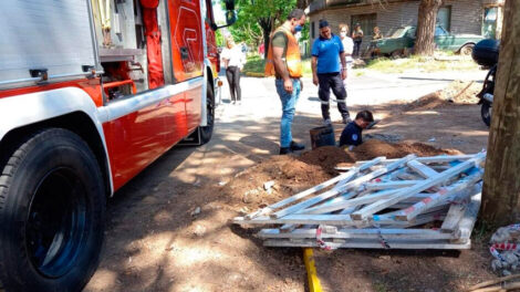 Bomberos trabajaron 20 horas para rescatar un perro atrapado en una alcantarilla