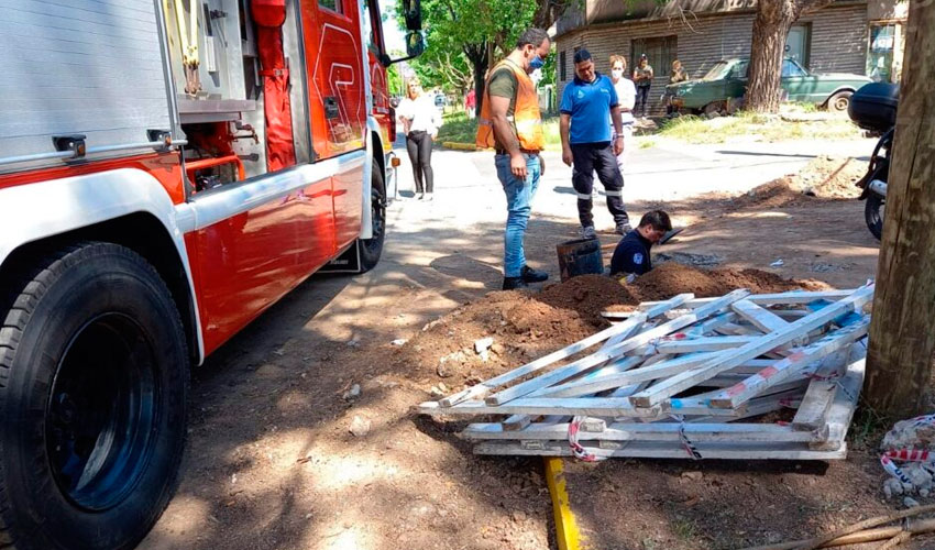 Bomberos trabajaron 20 horas para rescatar un perro atrapado en una alcantarilla
