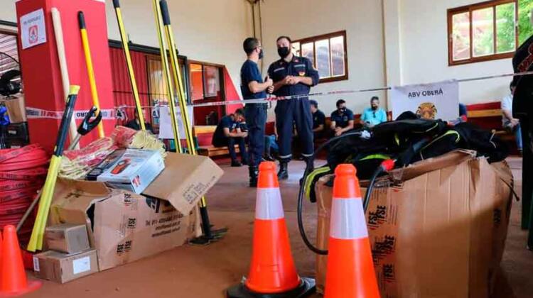 Bomberos voluntarios recibieron equipamiento contra incendios y protección