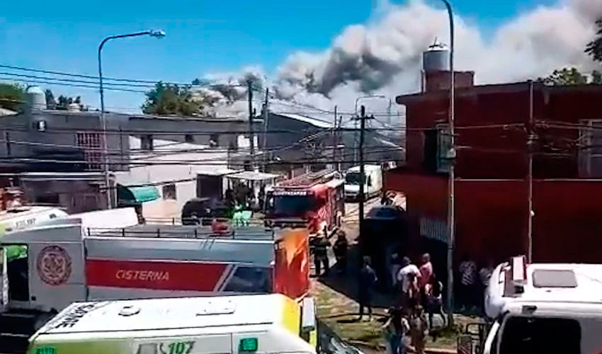 Bomberos controlaron un incendio en una fábrica de químicos
