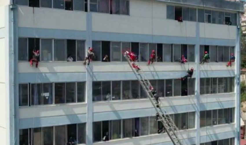 Bomberos ayudó al Viejo Pascuero a visitar a niños hospitalizados