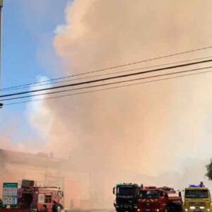 Enorme incendio destruye bodegas en San Bernardo