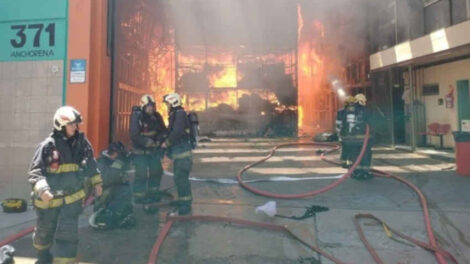 Gran incendio en un depósito del Abasto