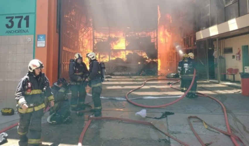 Gran incendio en un depósito del Abasto
