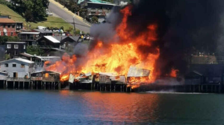 Seis bomberos lesionados en incendio que afectó a Chiloé