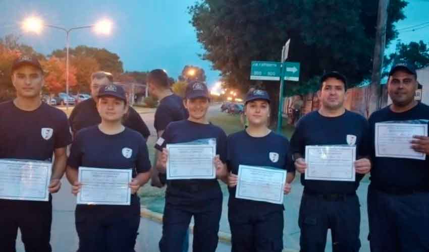 Bomberos de Maciel ya cuenta con su primera camada de bomberos