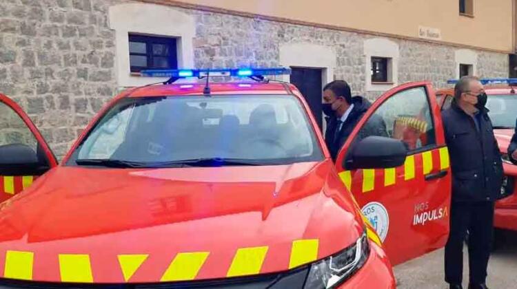 Diputación entrega seis vehículos a bomberos voluntarios