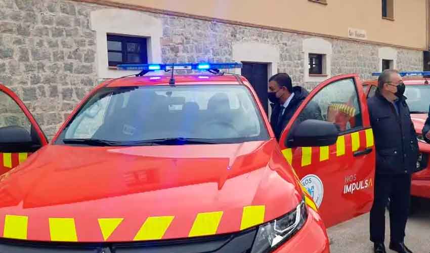 Diputación entrega seis vehículos a bomberos voluntarios