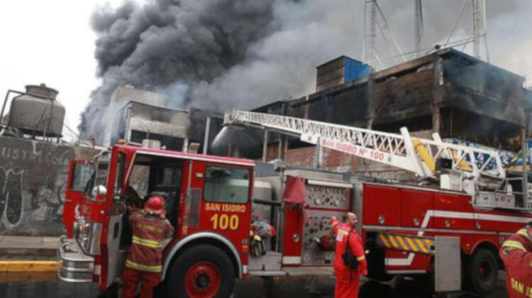 Bomberos controlan incendio que consumió tres viviendas