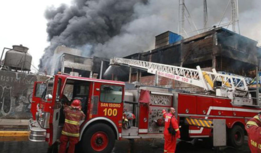 Bomberos controlan incendio que consumió tres viviendas