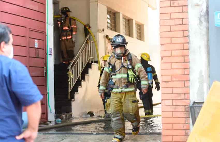 Bomberos controlan incendio en depósito de ropa