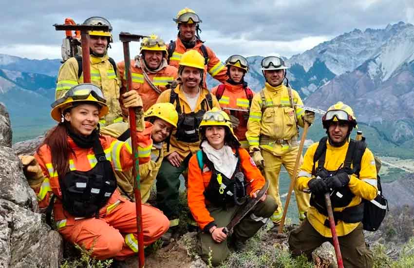 Bomberos de Córdoba luchan contra el fuego en Bariloche