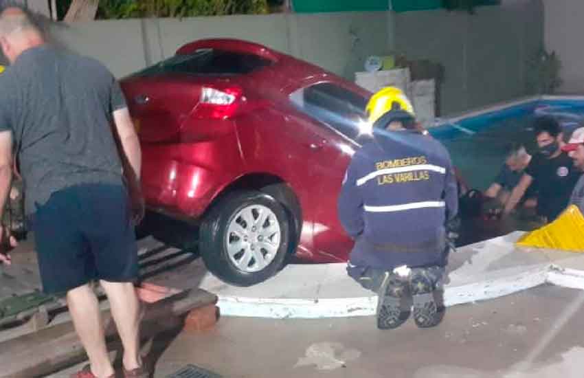 Auto cayó a una pileta y debieron sacarlo los bomberos