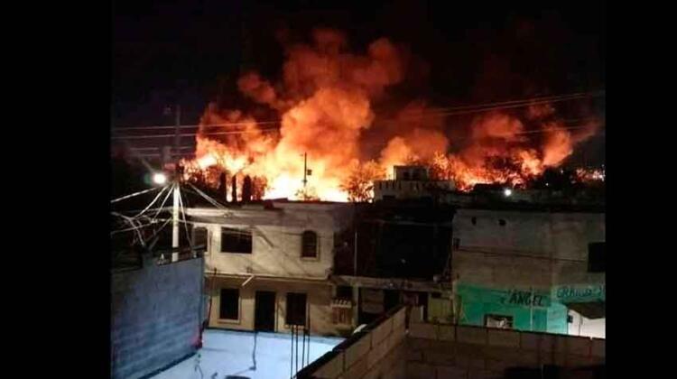 Incendio en Monterrey destruye 100 casas