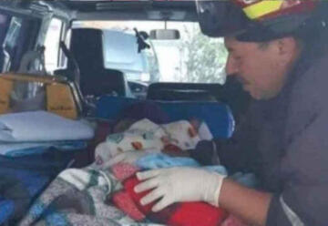 Bomberos atienden parto en ambulancia tras bloqueo de carretera