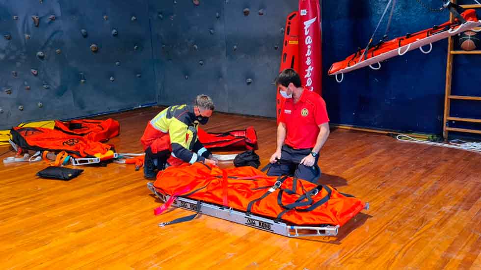 El servicio de Bomberos refuerza su equipamiento con nuevas camillas
