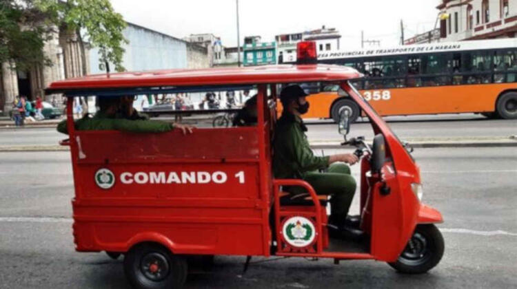 Los bomberos de La Habana estrenan triciclo