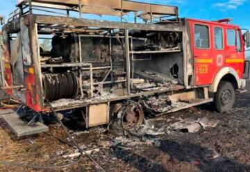 Una autobomba fue alcanzada por las llamas en un incendio forestal