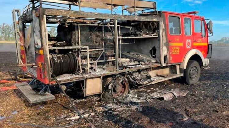 Una autobomba fue alcanzada por las llamas en un incendio forestal