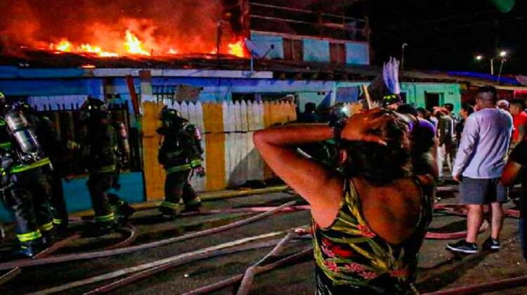 Tres bomberos lesionados dejó incendio en Iquique