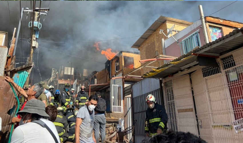 Incendio en Iquique deja mas de 30 viviendas consumidas por el fuego
