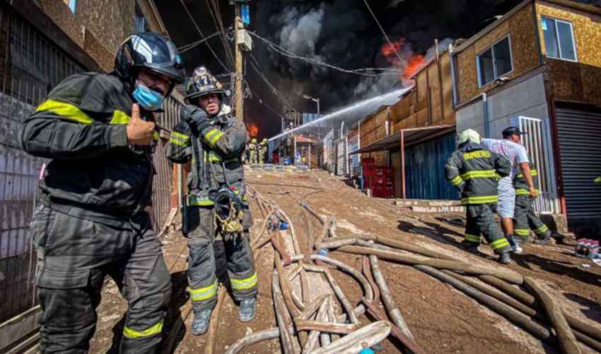 Cinco Cuerpos de Bomberos trabajaron para controlar incendio en Iquique