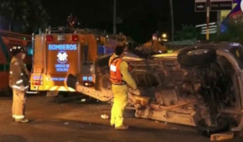 Choque entre camión de bomberos y un auto