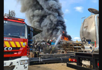 Incendio afecta a empresa de reciclaje en Curicó