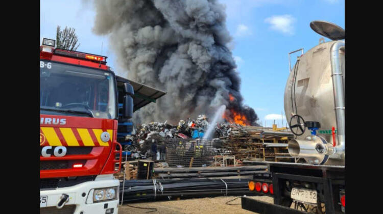 Incendio afecta a empresa de reciclaje en Curicó