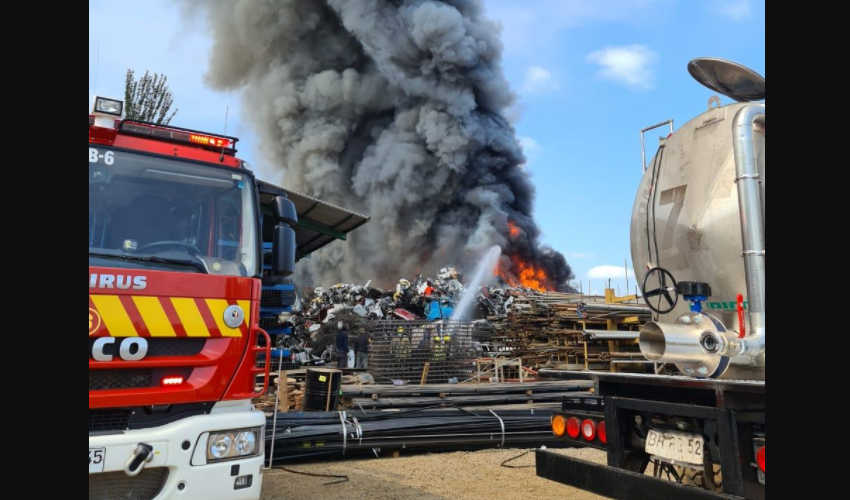 Incendio afecta a empresa de reciclaje en Curicó