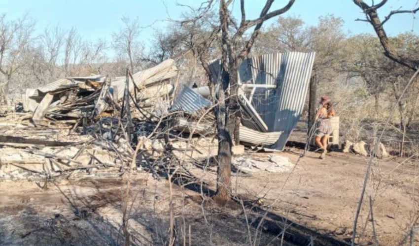 El fuego arrasó cuatro casas y dejó cinco bomberos heridos