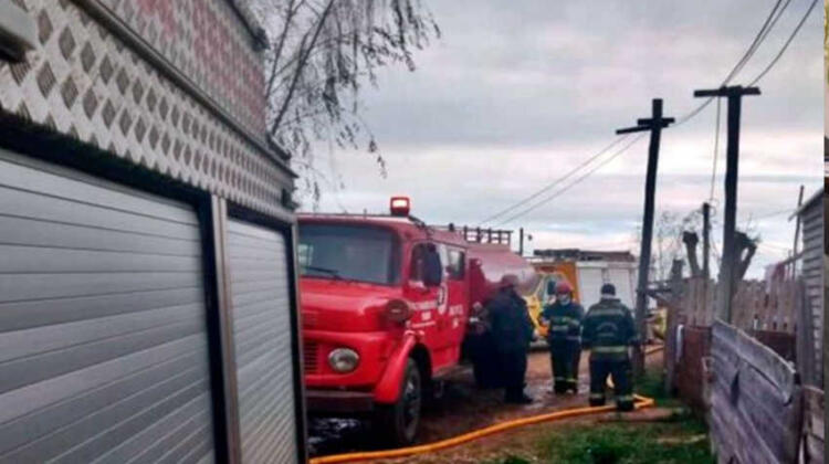Un viejo Mercedes 1114: la autobomba en la que arriesgan la vida los bomberos