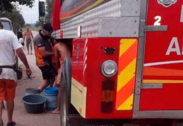 Almafuerte: los bomberos siguen llevando agua a los vecinos