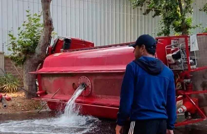 Vuelco de camión aljibe de Bomberos San Felipe