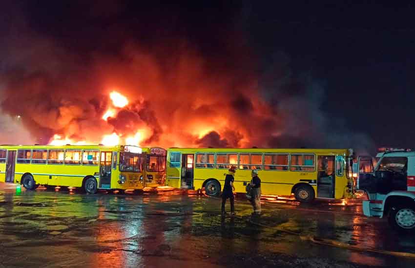 San Miguel: un incendio consumió 20 colectivos