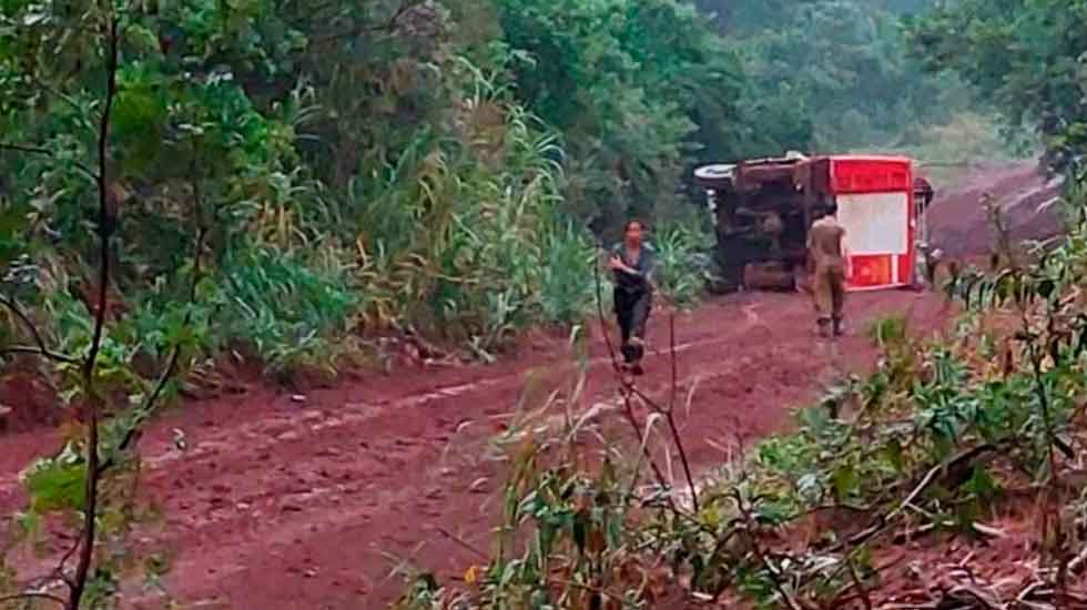Volcó un autobomba de los Bomberos Voluntarios de Garuhapé