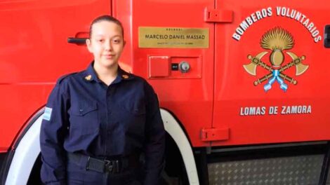 Con solo 15 años ya forma parte del cuerpo de Bomberos de Lomas