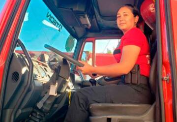 Yamila: La primera policía chofer de autobomba de bomberos