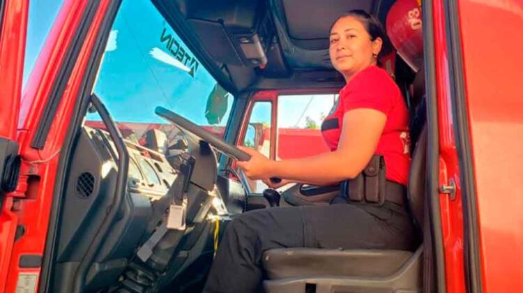 Yamila: La primera policía chofer de autobomba de bomberos
