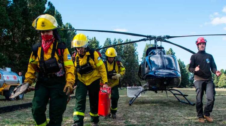 Bomberos de San Martin de los Andes se capacitaron con helicópteros