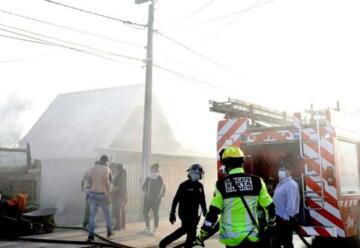 Incendio destruyó casas y buses en el sector Aguas Negras de Curicó