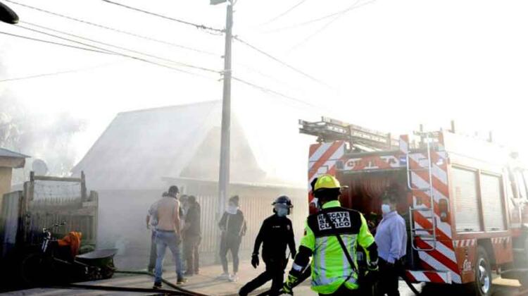 Incendio destruyó casas y buses en el sector Aguas Negras de Curicó