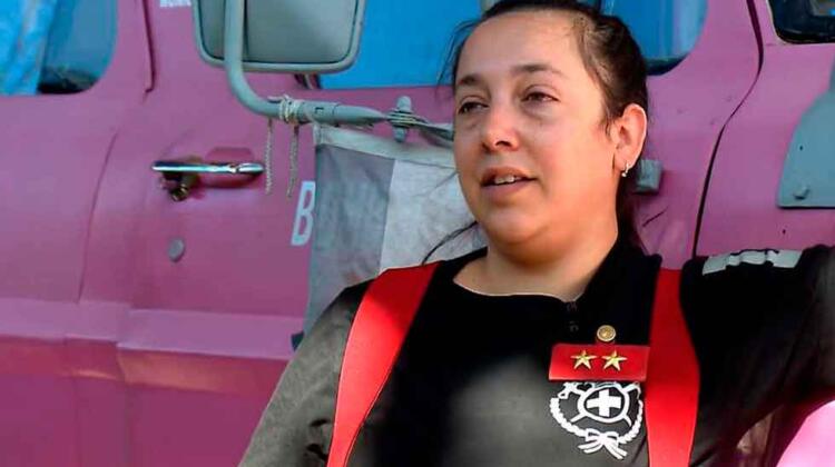 Jennifer: la bombera que hizo pintar de rosa la autobomba del cuartel