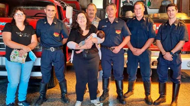 Bomberos de Longchamps asisten a una bebe que no respiraba