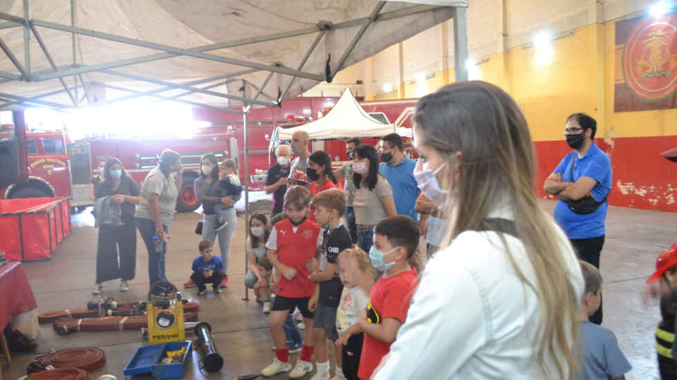 Los Bomberos Voluntarios de Bernal abrieron las puertas de su cuartel