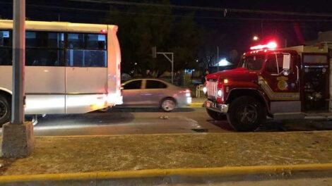 Chihuahua: Choque entre bomberos y urbano